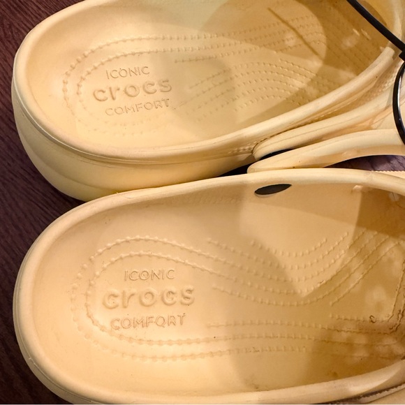 CROCS Yellow Women's classic platform Clogs. Platform. Size 10 - Picture 5 of 6